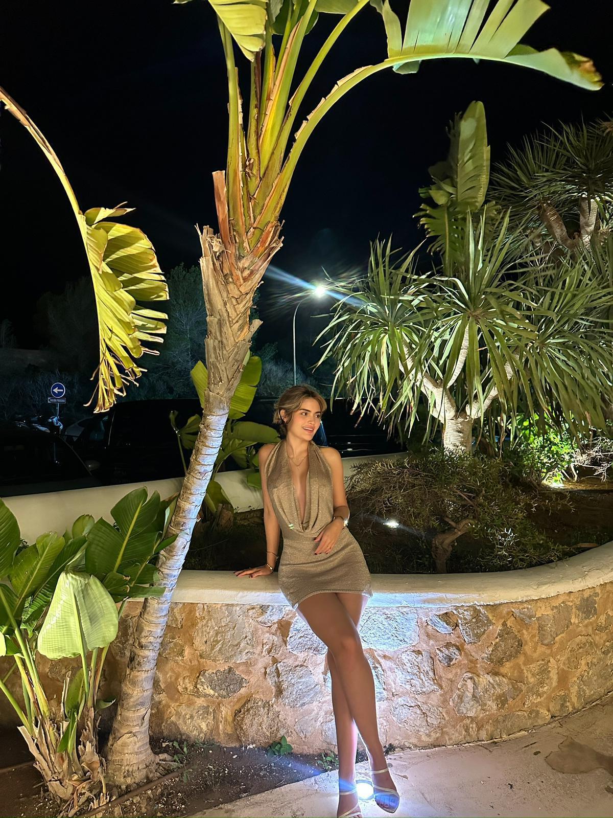 Escort - CHLOE - Ibiza Tops